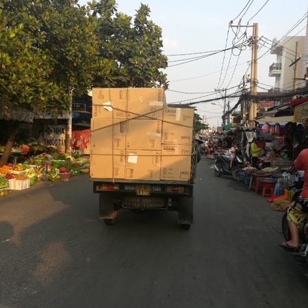 Giao hàng nội thành bằng xe ba gác